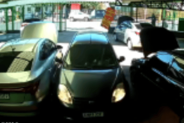 Após colisão, carro invade loja e motorista consegue estacionar perfeitamente entre dois veículos