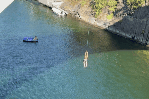 Atleta faz salto impressionante e aterrissa com precisão em bote inflável de colega