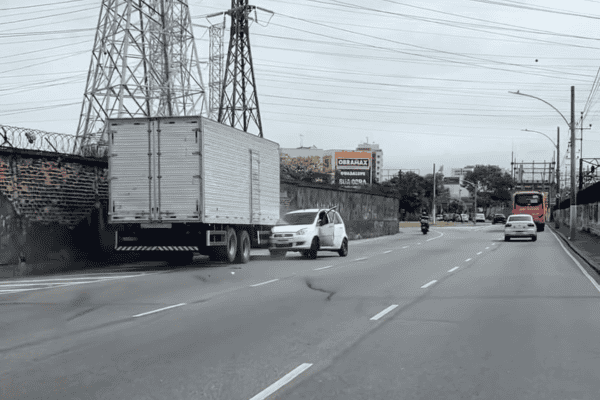 Briga de trânsito termina com caminhão empurrando carro no Rio de Janeiro