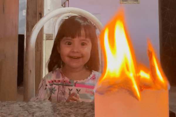 Brincadeira com “fantasminha voador” rende reação encantadora de menina