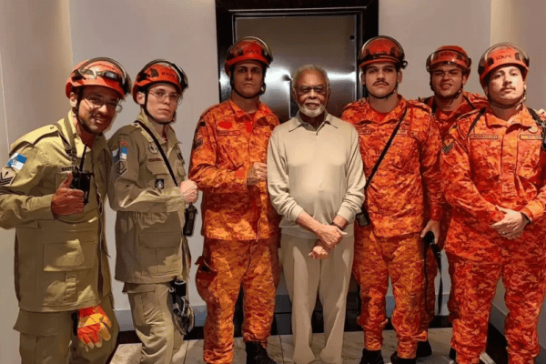 Gilberto Gil vive momento de tensão ao ficar preso em elevador e mobiliza Corpo de Bombeiros