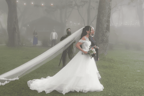 Casamento em meio à neblina encanta e viraliza nas redes sociais