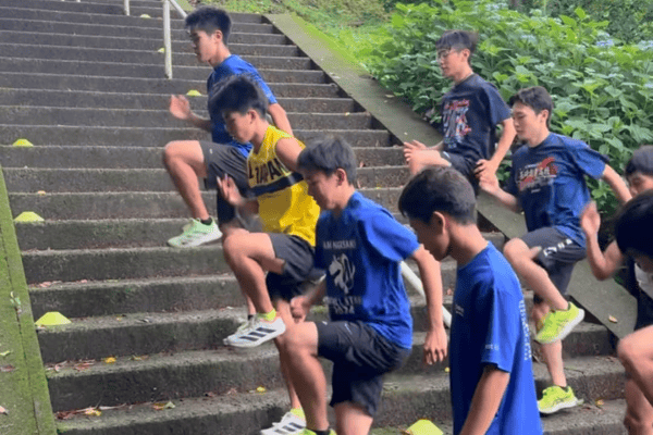 Equipe de atletismo japonesa chama atenção por treino intenso em escadas