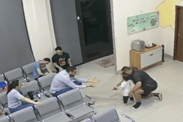 Garotinha dá os primeiros passos enquanto espera atendimento em clínica e câmera registra momento emocionante