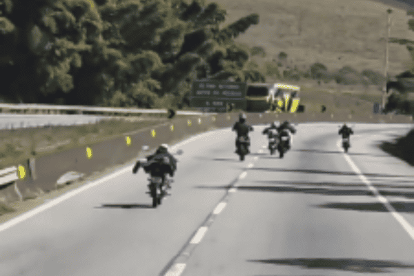 Grupo de motociclistas faz manobras perigosas na BR-381 e quase provoca acidente