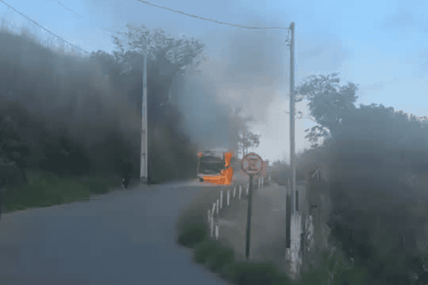Kombi pega fogo, desce ladeira desgovernada e bate em poste em MG