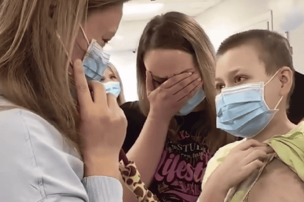 Mãe ouve coração da filha bater no peito de menino transplantado e se emociona