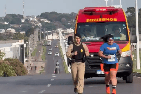 Maratonista ganha apoio inesperado de amiga policial durante corrida