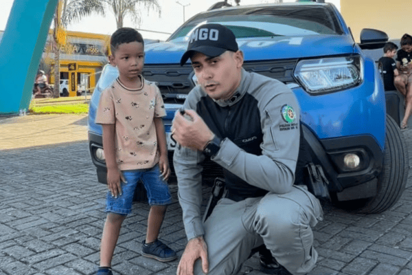 Menino aborda policial para denunciar ‘agressão’ do tio e desfecho surpreende