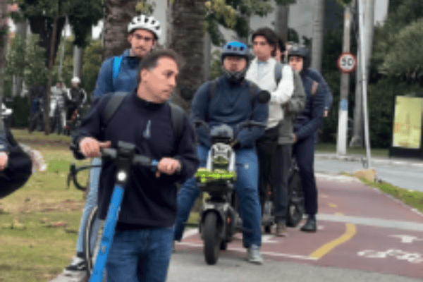 Moradores de SP trocam carros por bicicletas para fugir do trânsito, mas também enfrentam congestionamento nas ciclovias