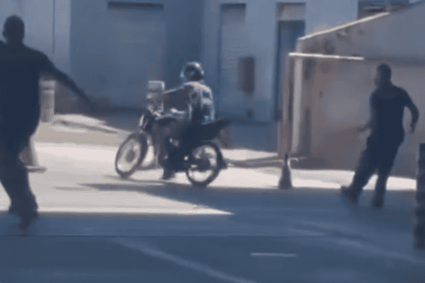 Motociclista abastece moto, foge sem pagar e é perseguido por frentistas