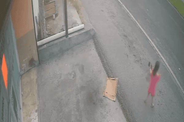 Motoristas freiam a tempo e evitam o pior após menina invadir rodovia movimentada