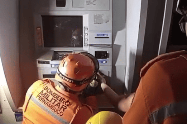 Mulher fica com dedo preso em caixa eletrônico e mobiliza resgate dos bombeiros