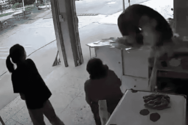 Pneu se desprende de caminhão e quase atinge mulheres em loja