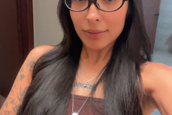 Influenciadora esfaqueia suspeito de abusar da filha dela de 5 anos