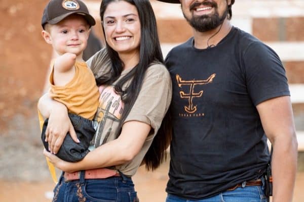 Mãe conta como menino que nasceu sem braços e pernas supera desafios aos 2 anos