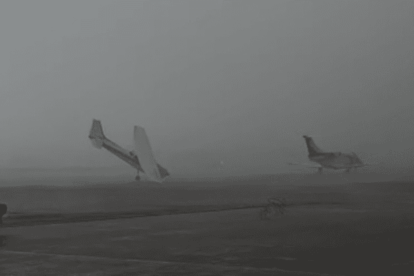 Tempestade com ventos de 120 km/h arrasta aviões e vira aeronave de cabeça para baixo