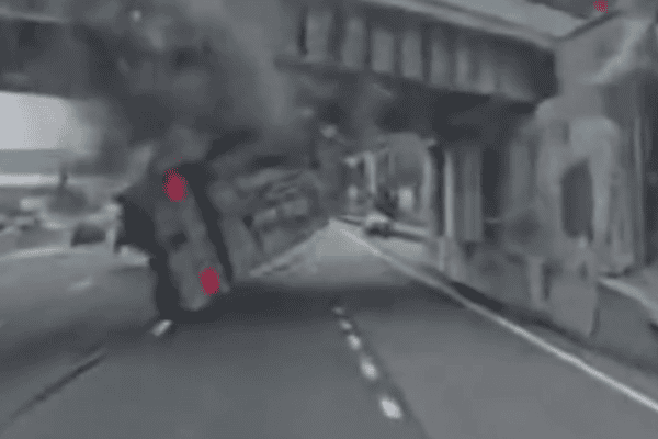 Vídeo mostra caminhão colidindo com viaduto e atingindo carro em Nova York