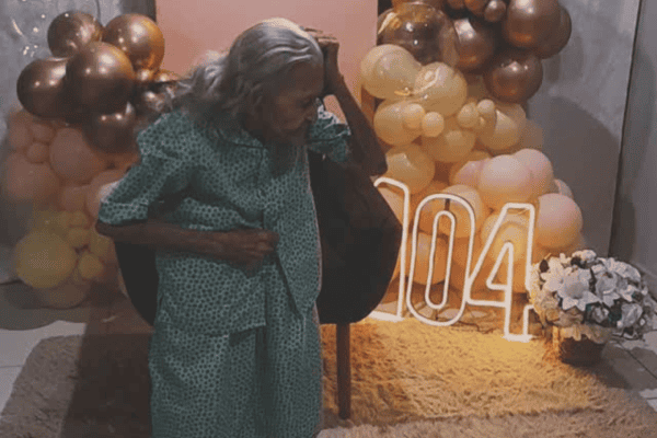 Vovó de 104 anos viraliza após mostrar disposição impressionante no forró