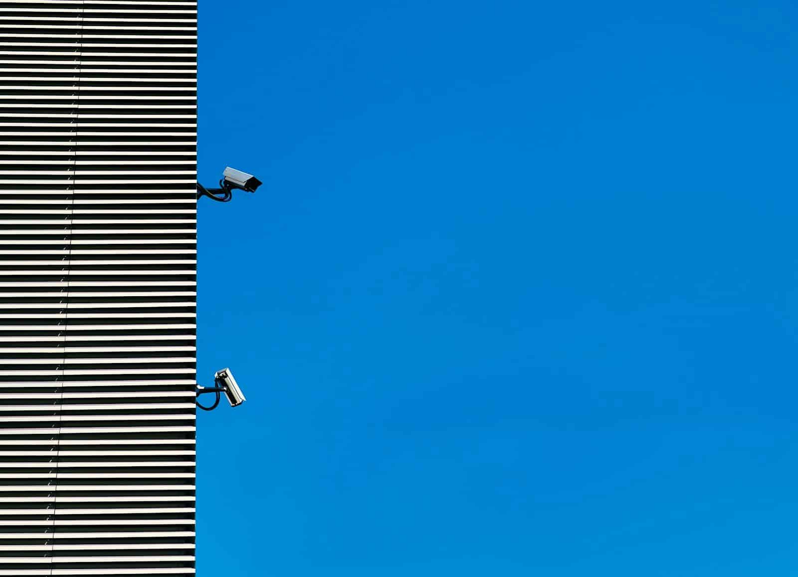 Descoberta envolvendo câmera muda os planos de viagem do casal (Créditos: Unsplash)