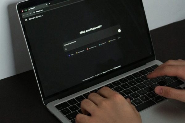 Pesquisa revela mudança silenciosa no trabalho: profissionais estão virando “revisores” da inteligência artificial