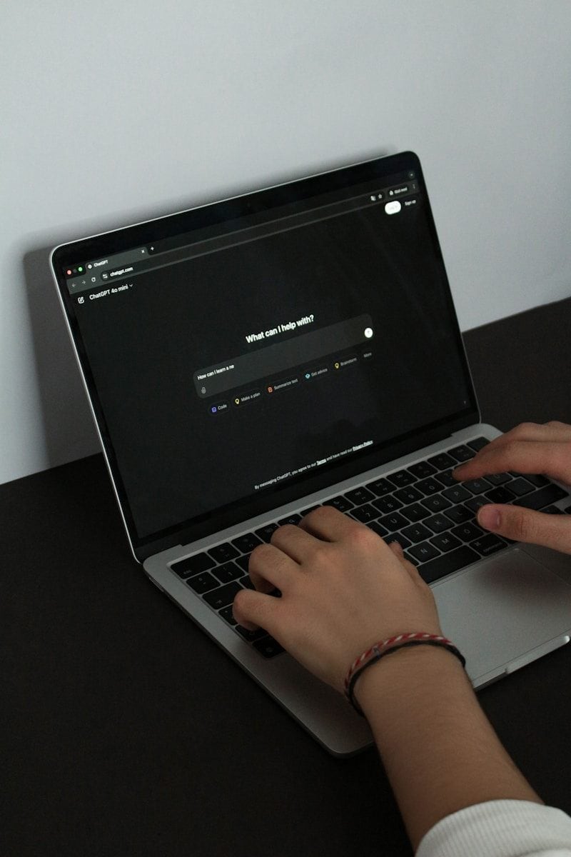 Documentos pessoais merecem atenção antes de serem enviados a plataformas digitais. (Créditos: Unsplash Berke Citak)