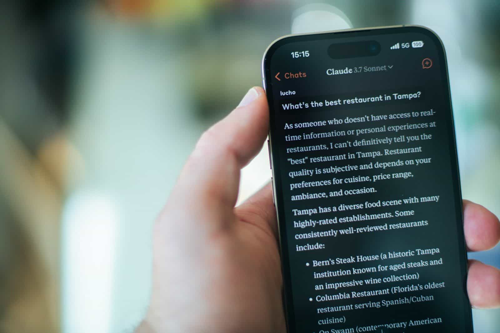 Sistemas de inteligência artificial começam a adotar mecanismos próprios para indicar a origem de seus conteúdos. (Créditos: Unsplash / Aerps.com)