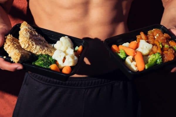 Mito dos 30 gramas cai por terra: seu corpo pode aproveitar muito mais proteína por refeição