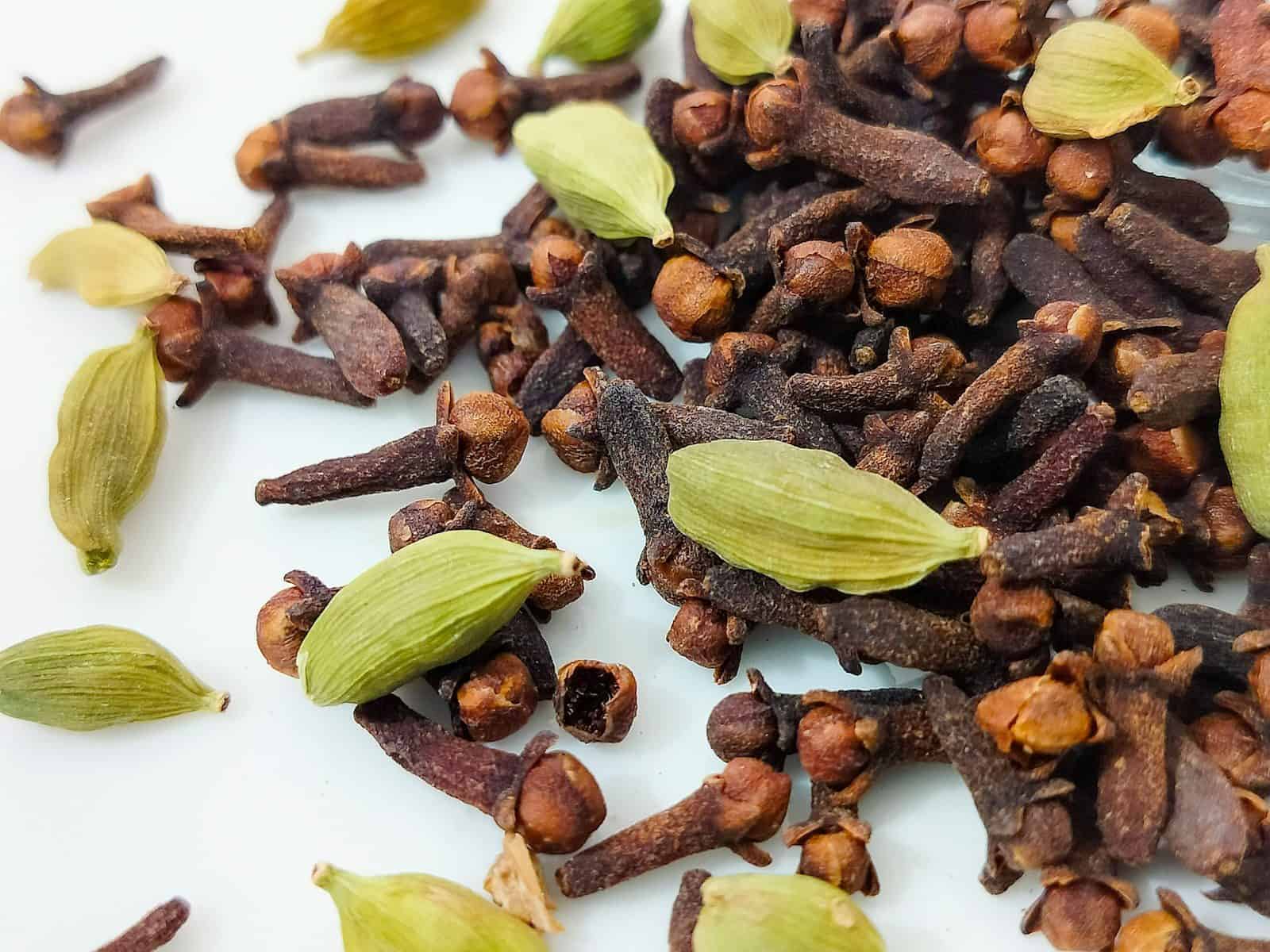 Pequena especiaria reúne diferentes compostos naturais (Créditos: Unsplash / Jaspreet Kalsi)