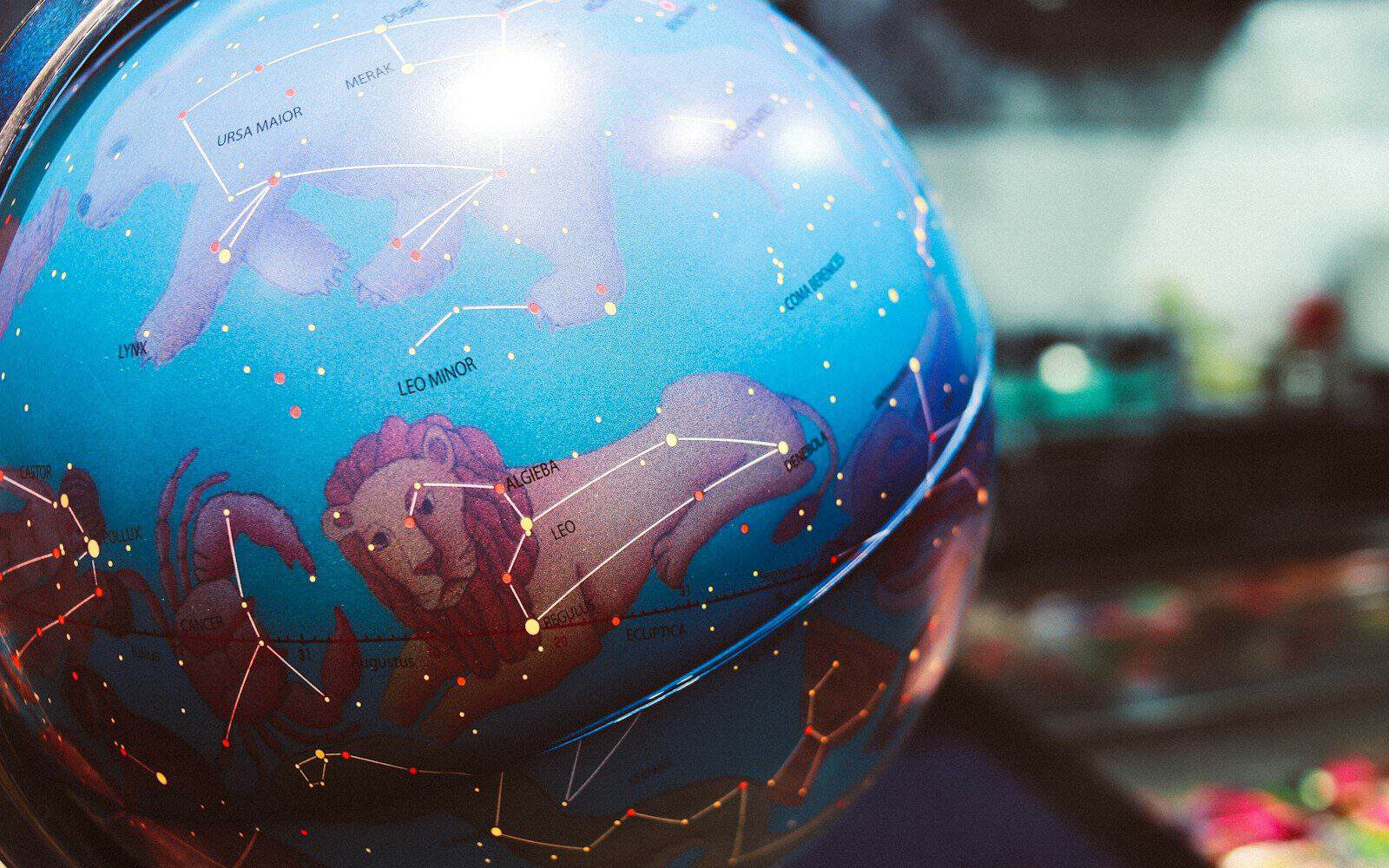 Astrologia aponta um período de transformações e reposicionamentos (Créditos: Unsplash / Nastya Dulhiier)