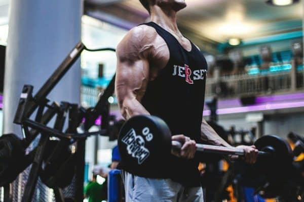 O famoso “pump” da academia pode não significar mais músculos: ciência coloca obsessão em xeque