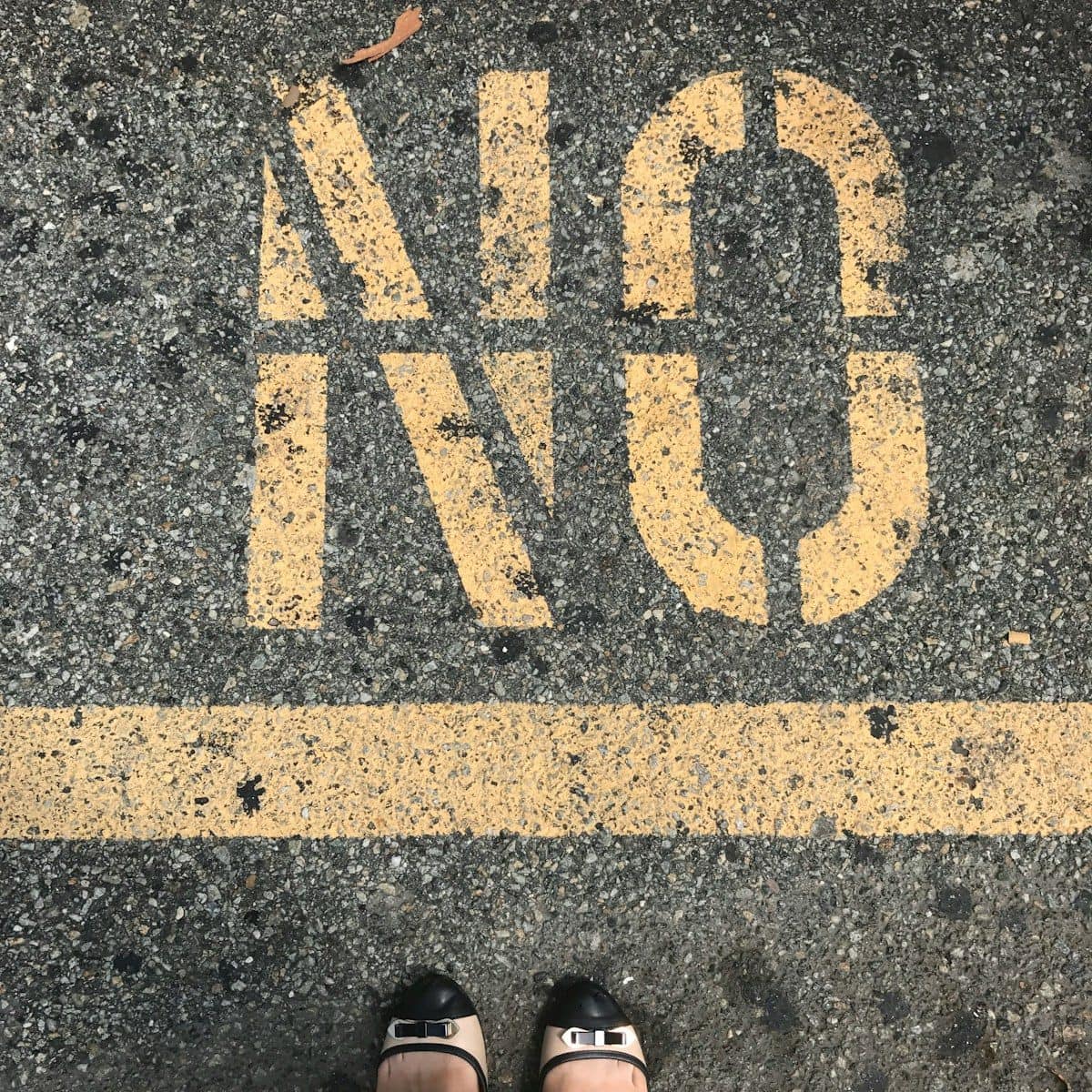 A necessidade de agradar os outros pode dificultar a imposição de limites. (Créditos: Unsplash / Chloë Forbes-Kindlen)