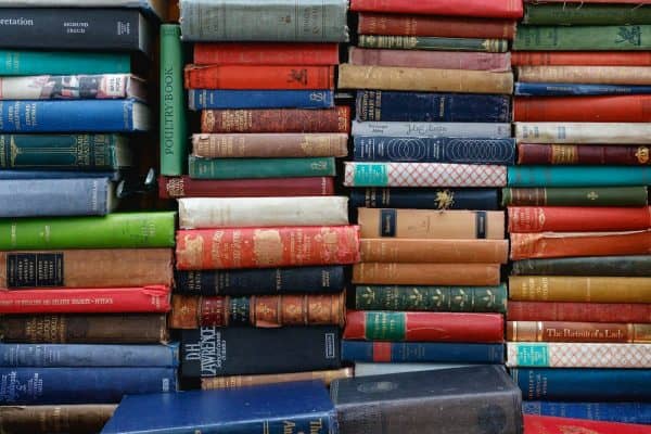 Amazon surpreende leitores com livros físicos a partir de R$ 5 e cupons de até 50% de desconto
