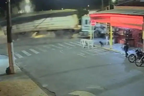 Carreta sem controle colide com lanchonete em Fronteira, MG, e provoca danos