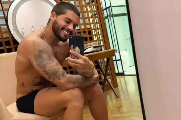 Zé Felipe se manifesta após denúncia por vídeo polêmico com o filho caçula