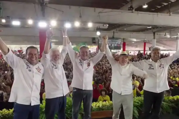 Lula pede votos para Jaques Wagner em convenção na Bahia em meio à crise do Banco Master