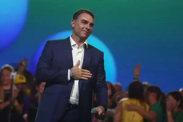 Flávio Bolsonaro enaltece Nordeste e defende Bolsa Família em convenção