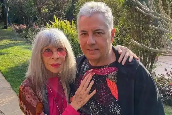 Viúvo de Rita Lee surge com ex de Fernando Collor e chama atenção na web