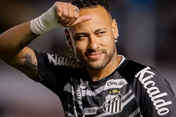 Neymar confirma permanência no Santos até dezembro e garante estar em forma para o duelo contra o Remo