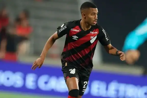 Athletico-PR bate o Vitória e assegura vantagem na Copa do Brasil
