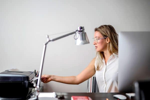 Shakira recria seu icônico meme em frente ao computador em parceria com a Epson