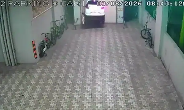 Carro perde o controle e despenca em elevador de veículos em prédio de Mumbai