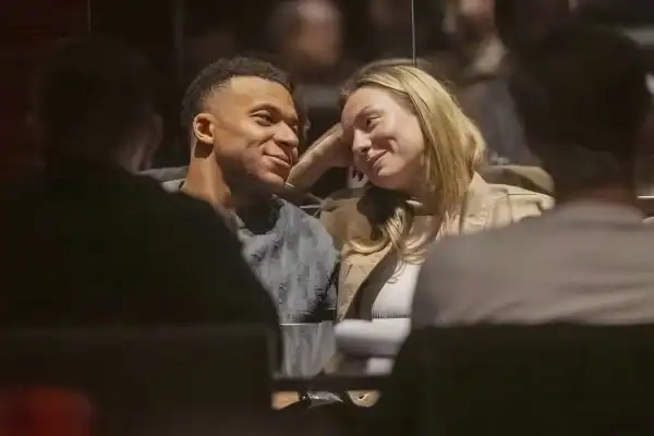 Mbappé oficializa namoro com Ester Expósito e Netflix faz piada sobre escolha de filme