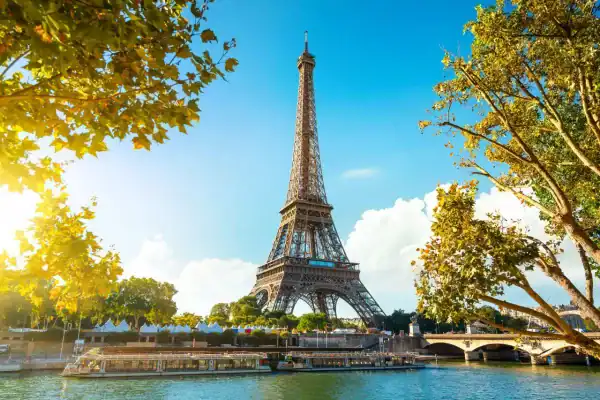 Turista fica paraplégica após acidente enquanto dormia em Paris
