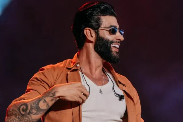 Gusttavo Lima é condenado a pagar indenização por citar celular em música