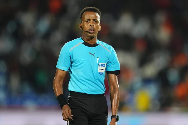 Árbitro somali Omar Artan desembarca na Áustria para apitar a Supercopa da Europa