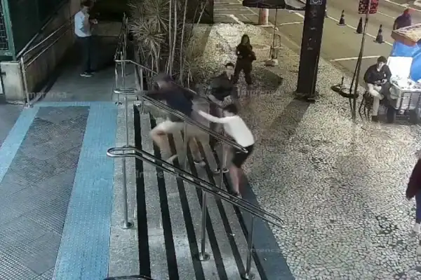 Criminoso que roubou celular de menina na Baixada Fluminense é detido após “caça ao ladrão”