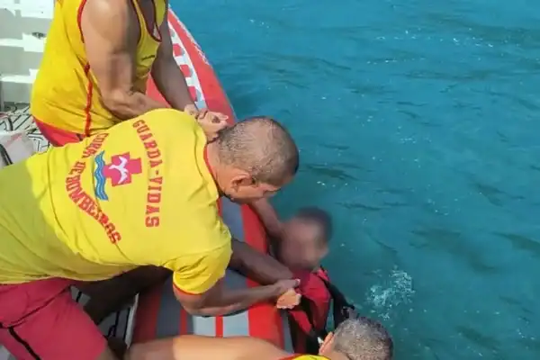 Homem rouba carne no litoral paulista, foge pelo mar e é resgatado após se afogar