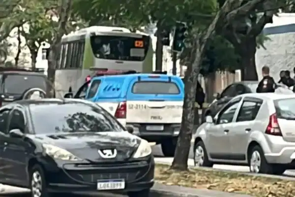 Fonoaudióloga é atingida por bala dentro de ônibus em troca de tiros entre PMs e criminosos