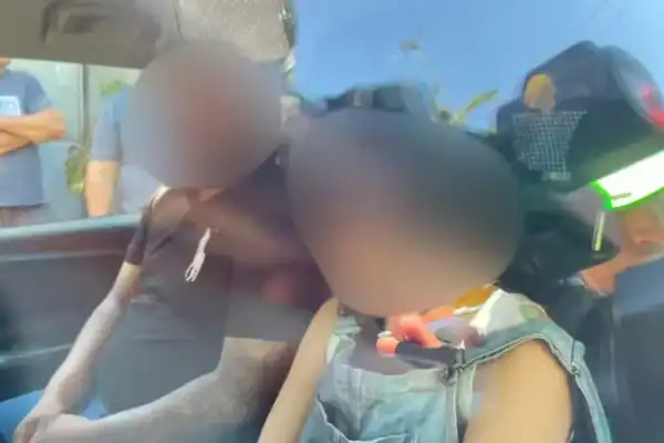 Mãe afirma ter saído para comprar pão antes de incêndio que vitimou duas crianças